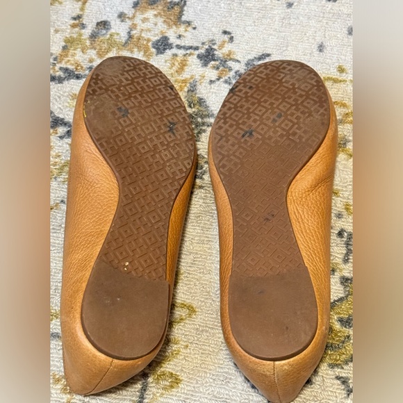 Tory Burch Reva Brown Tumbled Leather Gold Logo Ballet Style Flat Shoes | Sz 7 - Picture 6 of 7